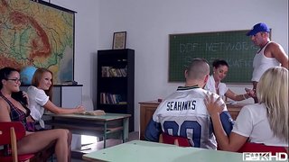 Gençler Dolly Diore &amp;amp; Cathy Heaven sınıfta iki azgın arkadaşıyla öğretmenin horozunu paylaşıyor