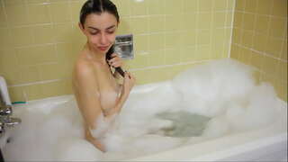 Czuję, że za mną oglądają w mojej wannie