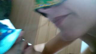 Wanita yang sudah menikah meludah dalam mulut lelaki dan membuat dia menelannya