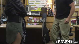 Volslanke babe pionnen haar gitaar en kut