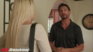 ́� 가슴 금발의 준비를 엿