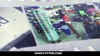 ���ំទង់ប៍នតង់គឺជាការវេនយប់បុគ្គលិកក្នុងហាងនេះ។មន្រ្តីនចាប់ខ្លួនរបស់នាងសម្រាប់លួចលព្រឹករណ៍និងនាងសារភាពថាវាយថានាងបានធ្វើវា ១ ឬ ២ ដង។មន្រ្តីនទាញចេញរបស់គាត់ឈ្មោះឌីនិងអនុញ្ញាតឱ្យរបស់នាងបំពង់កវា។នៅក្នុងត្រឡប់គាត់ licks និង fucks pussy របស់នាង។