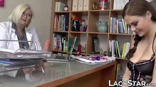 Busty ГИЛЬФ üstünlük təşkil edir üzərində isti, gənc красоткой