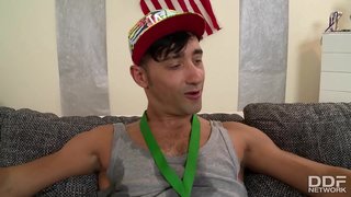 Бәхетле җиңүче трахает Аниту. Б. аның задницу, әлегә лесбиянка Дженни трет үзенең юеш клитор