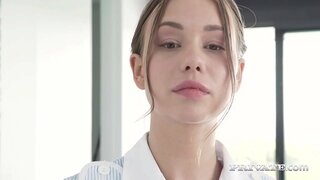 Slutty Pembantu rumah Taylor Sands kayu dia panas punggung di udara untuk selamat datang 2 keras ayam sabung di dalam dia sempurna pantat &amp;amp; sakit bajingan setelah menghisap keras mereka ayam! Pembayaran? 2 panas muka! Penuh pada Kuis Private.com!