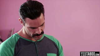 Sommeren Dag får knullet av sine stepdad