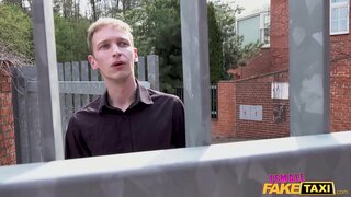 ť�假的出租车的黑发抓住与她一起玩猫的家伙下一个门