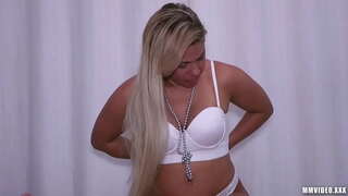 ���ெரிய அவளது பிரேசிலிய விடும் அற்புதமான முகம் வோத்தல் விந்தை முழுங்குவது