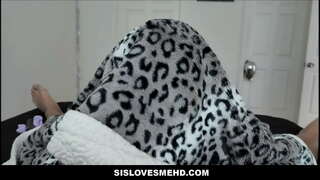 Cute Batan-ong mga Blonde Tin-edyer nga Stepsister Halloween Fuck Alang sa Stepbro POV