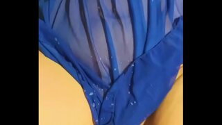 Жонка апускае азадак с. робіць сэлфі і атрымлівае сперму