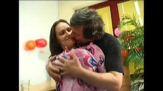 Enerģiska meitene Dženija ar lielām dabīgām krūtīm izpaužas sprāga no aizmugures