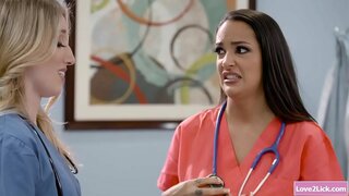 Табип шәфҡәт туташы үҙенең ашау ҡәтғи блондинистый грустная киска-лесбиянки