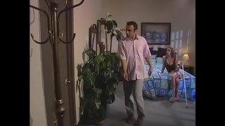 Ȁ�兄乱搞一个长腿的金发女郎在一只狗的姿势而他的朋友看起来在下一个房间