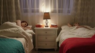 Tomboy magiliw masaya sa pagitan ng isang pulang buhok at isang kulay ginto chick