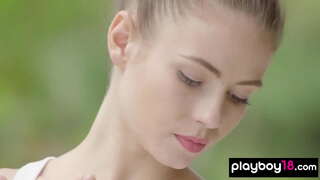 Skinny babe kochon nidite pandan bwat fòmasyon