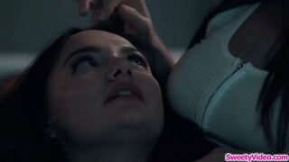 Usa ka busty bata nawong nga naglingkod tomboy partner