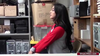 Latina shoplifts kaj oficiro serĉas ŝin.Li faras sian strio malsupren kaj regas ŝia ekpreni ŝiajn mamojn.Ŝi donas al li blowjob kaj tiam li bangs ŝia