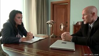 Өлкән босс Марк Дэвис наклоняется өстендә өстәле сексуаль хезмәткәре-брюнетки белән зур сиськами Эшли Эймс һәм зур әгъзасы трахает аның киску сзади бу веревочном бондаже