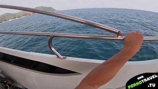 Perfekta korpo taja knabino akiri big dick sur speedboat
