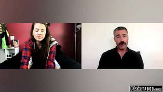 חזה גדול נוער להתפשט ifo שלה סוטה יועץ.היא מוציאה אותה ציצים גדולים, תופס לה את הצעצוע.היא deepthroats אותה ומזיין לה כוס שעיר