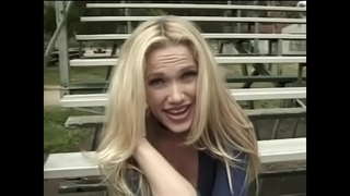 ���ांब केस सह कडक सोनेरी लिव्हिंग रूममध्ये हार्ड कोंबडा घोडा आवडतात