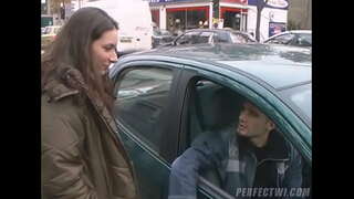 Qalın сучка ağır sikilmiş olur, iki uşaqlar tərəfindən aparıblar onun автостопом