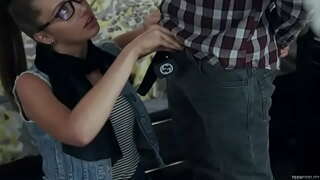 Yeniyetmə-хипстер sucks və fucks üzvü