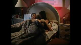 Büyük memeli iki azgın kız, 69. pozisyonda birbirlerinin amlarını yalarken, biri bir adam tarafından kıçından becerilir