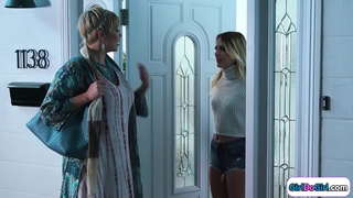 سنہرے بالوں والی اس کے ساتھ رابطہ قائم stepsis کے ذریعے ایک ماں درمیانے درجے کے.وہ بوسہ اور درمیانے درجے ڈالا ہے.چھوٹی چوچیان بیبی facesits اس منڈوا بلی کے ساتھ